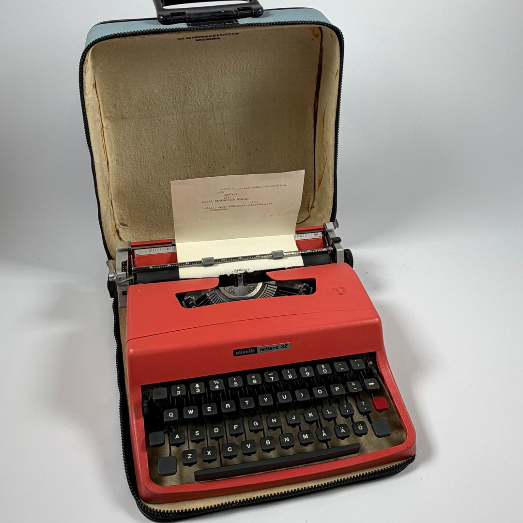 Röd retro skrivmaskin Olivetti Lettera 32