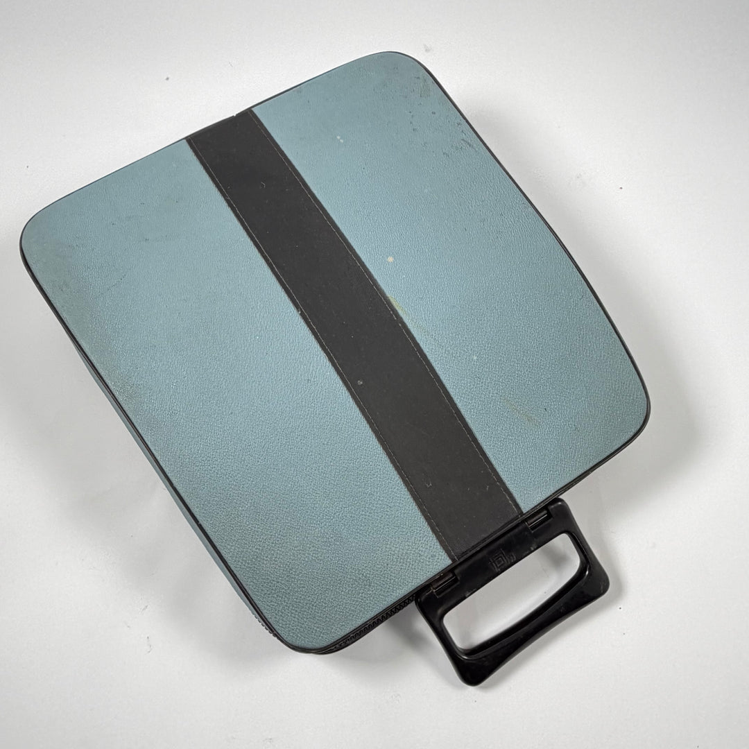 Röd retro skrivmaskin Olivetti Lettera 32