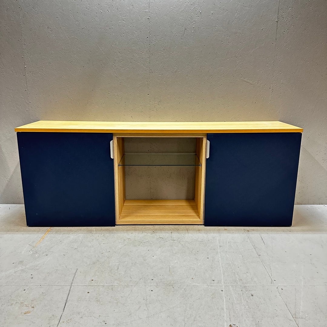 Mörkblå och ljusbrun mediabänk i trä