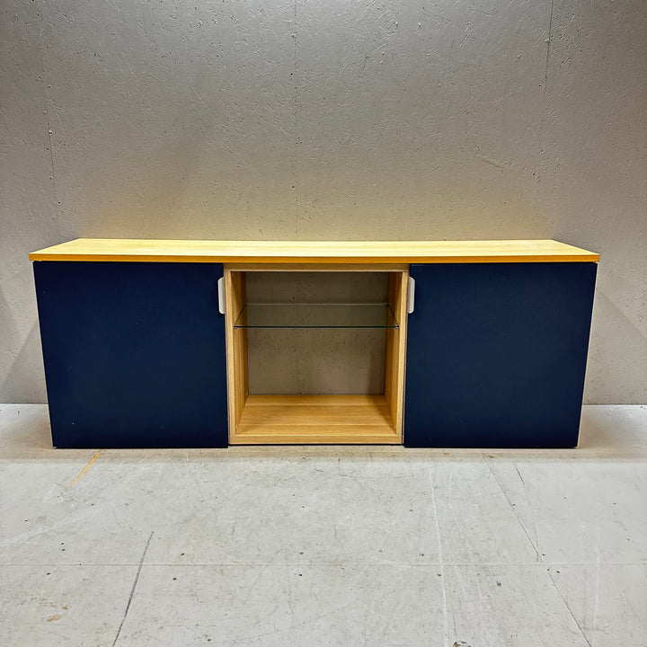 Mörkblå och ljusbrun mediabänk i trä