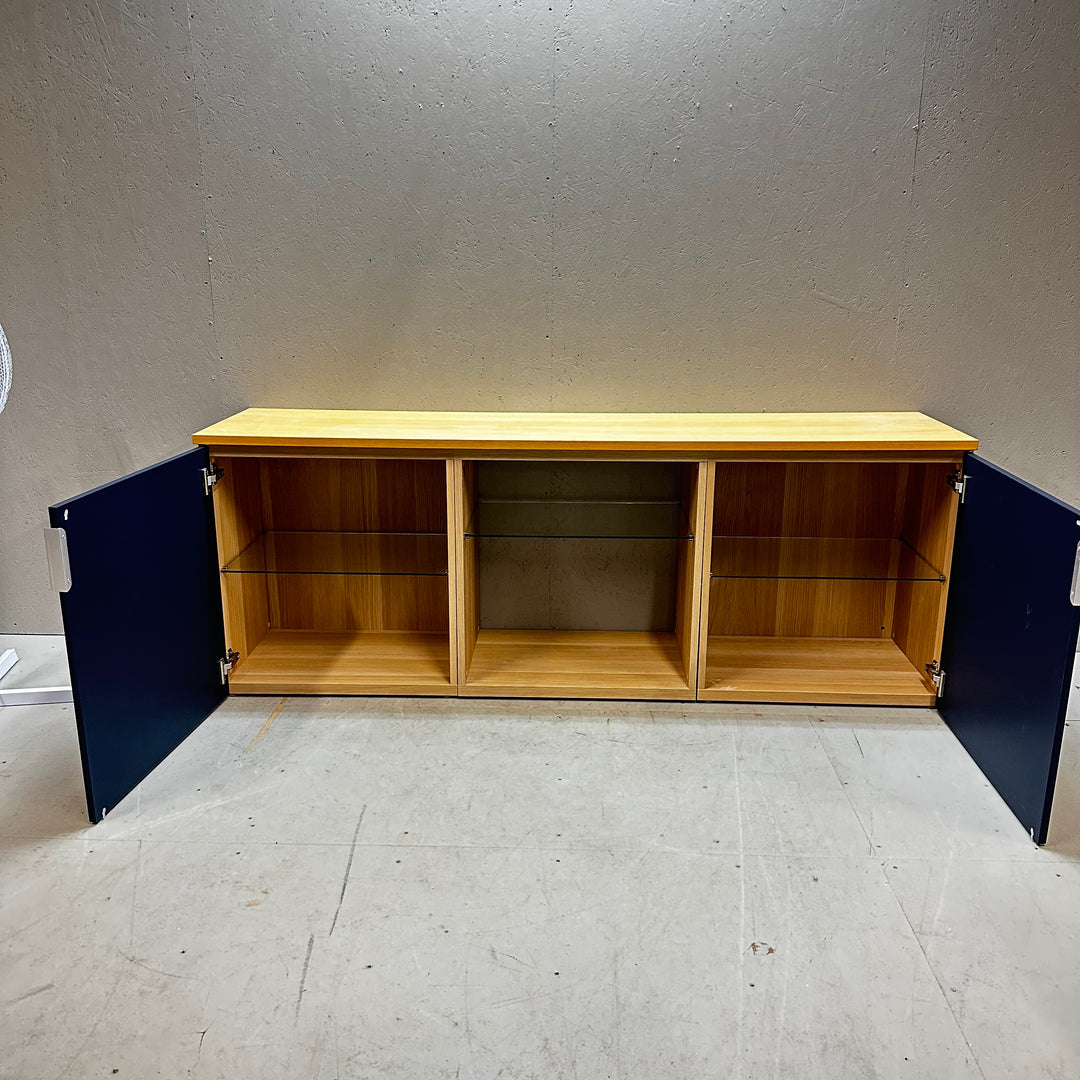 Mörkblå och ljusbrun mediabänk i trä