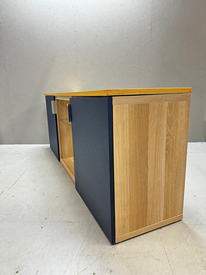 Mörkblå och ljusbrun mediabänk i trä