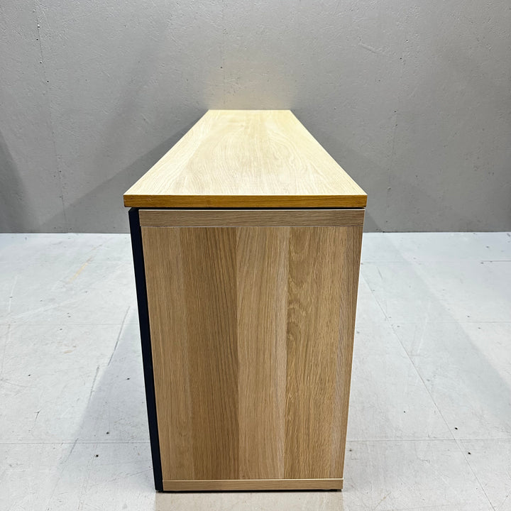 Mörkblå och ljusbrun mediabänk i trä