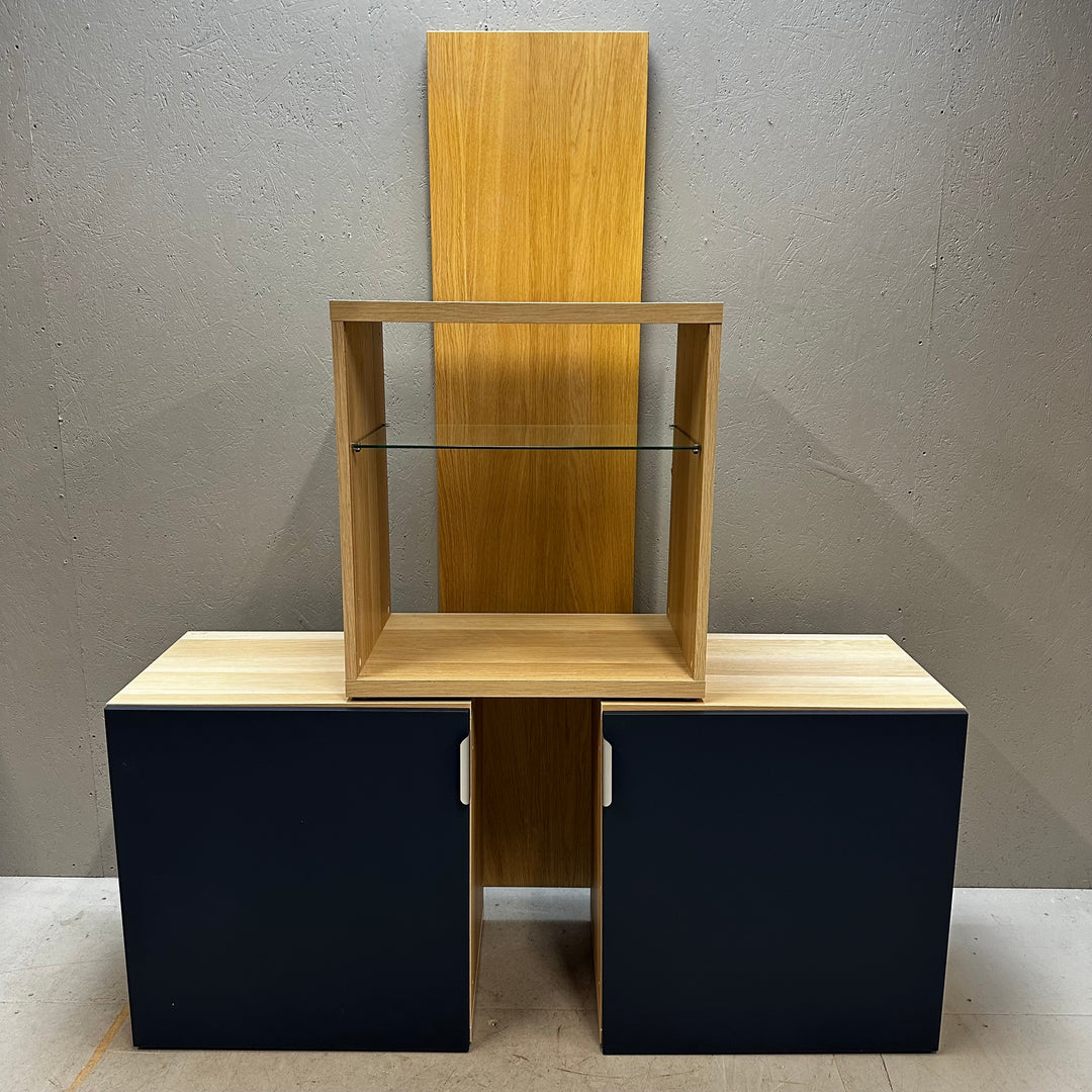 Mörkblå och ljusbrun mediabänk i trä