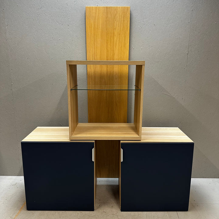 Mörkblå och ljusbrun mediabänk i trä