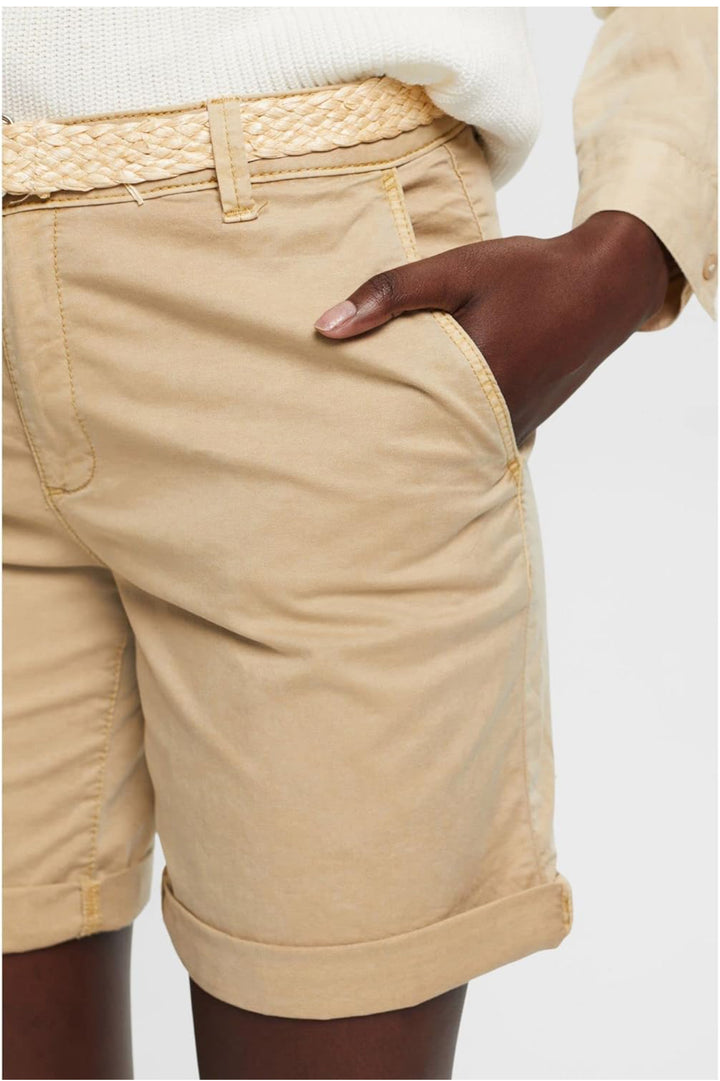 Esprit beige shorts med flätat bälte