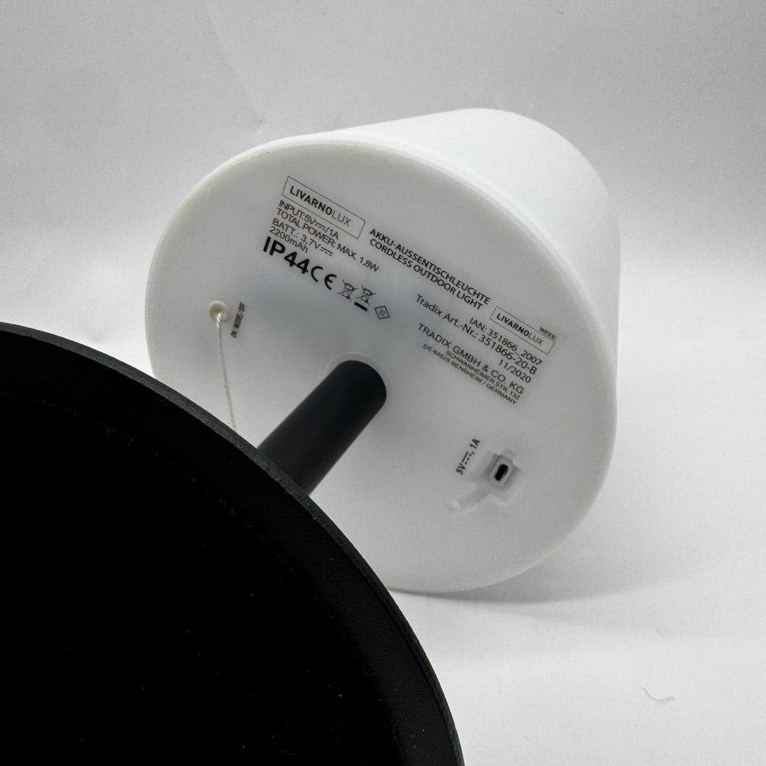 Modern bordslampa i svart och vitt