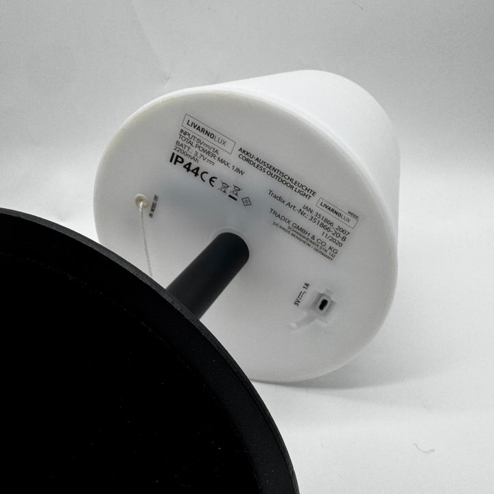 Modern bordslampa i svart och vitt
