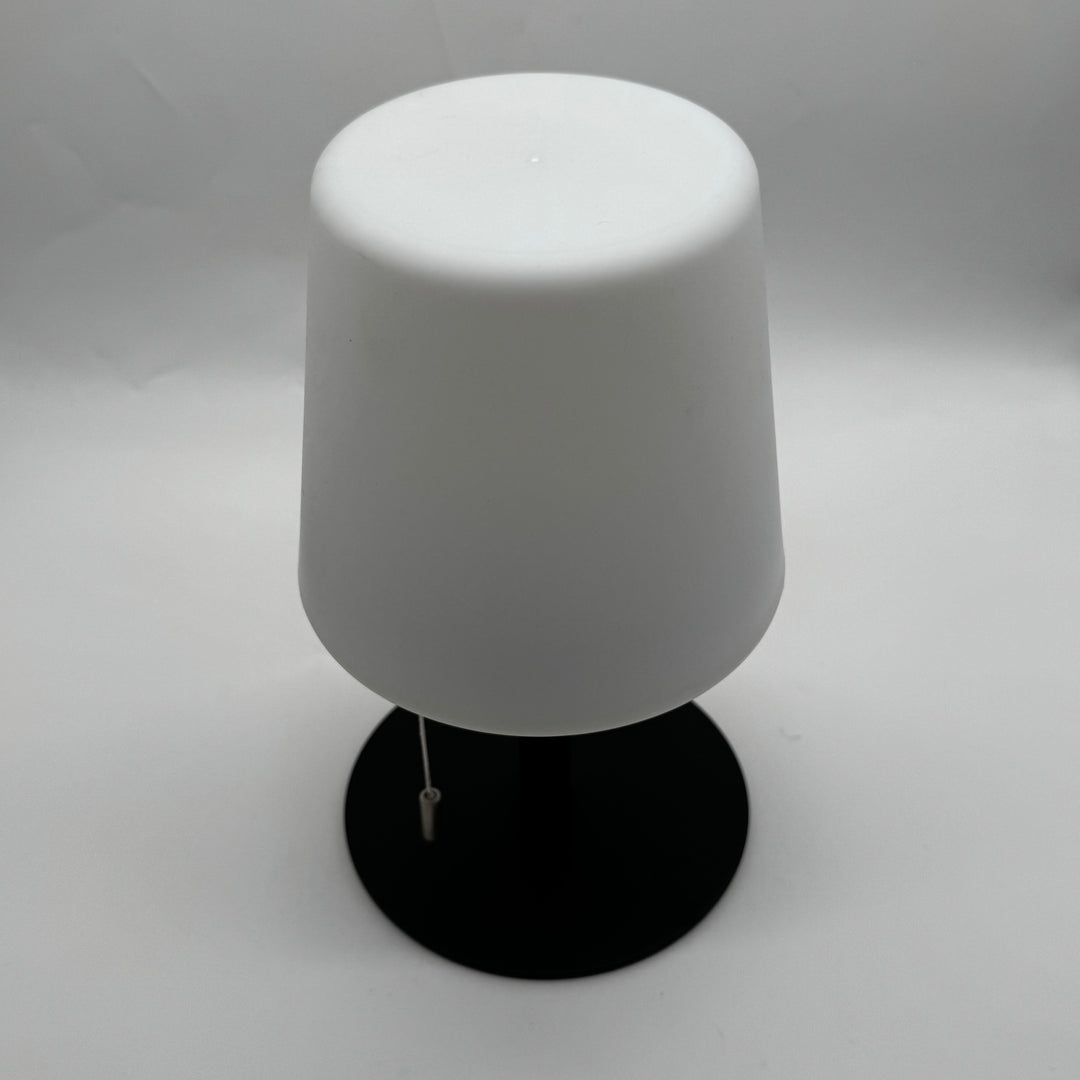 Modern bordslampa i svart och vitt
