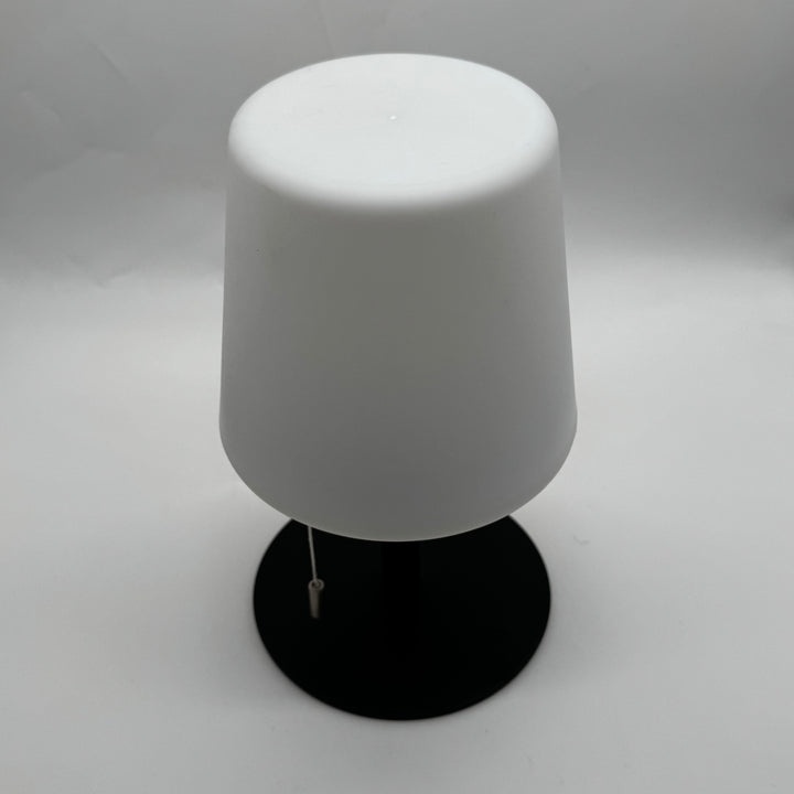 Modern bordslampa i svart och vitt