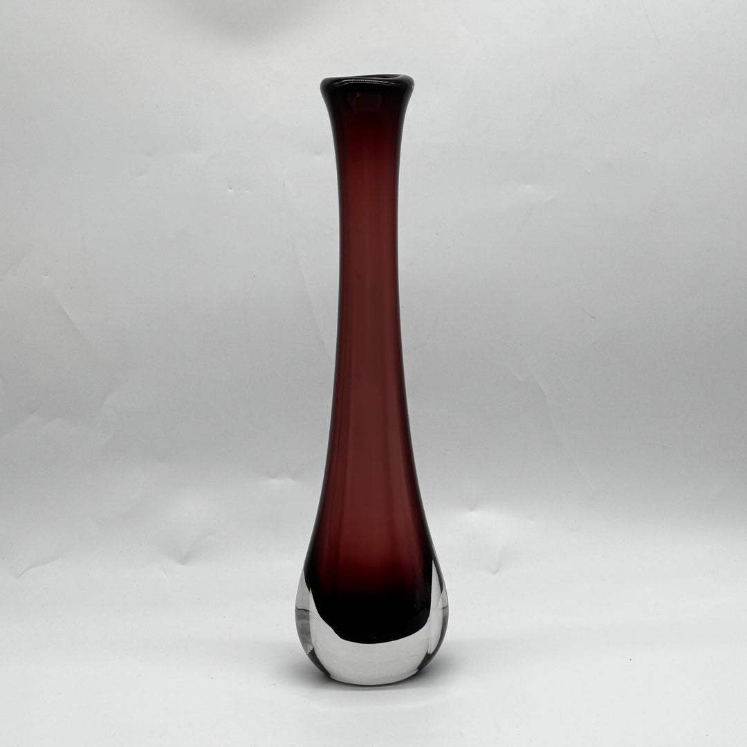Elegant röd glasvas med silverbas