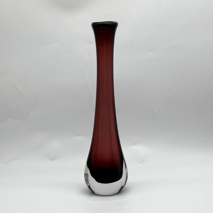 Elegant röd glasvas med silverbas