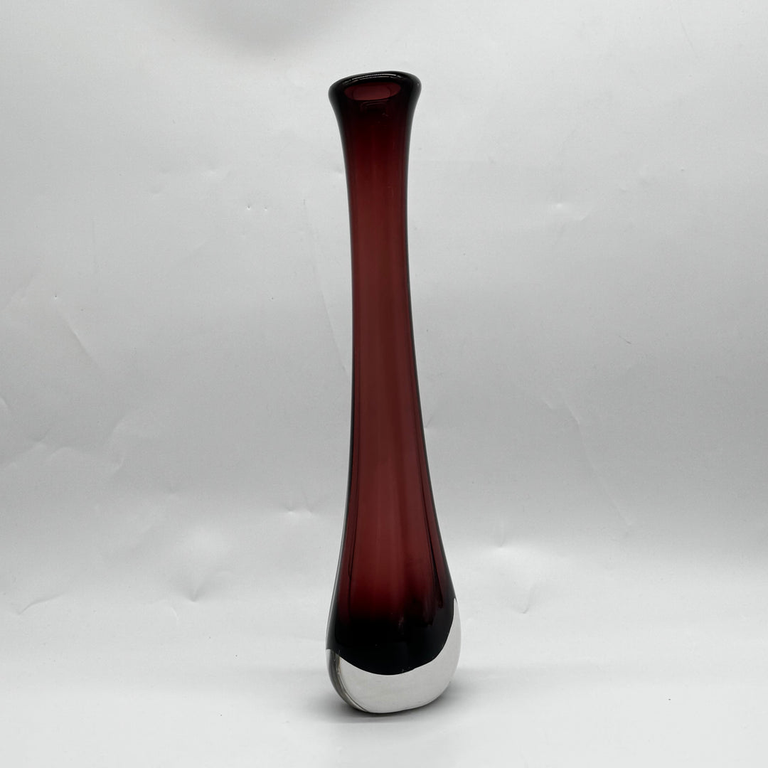 Elegant röd glasvas med silverbas