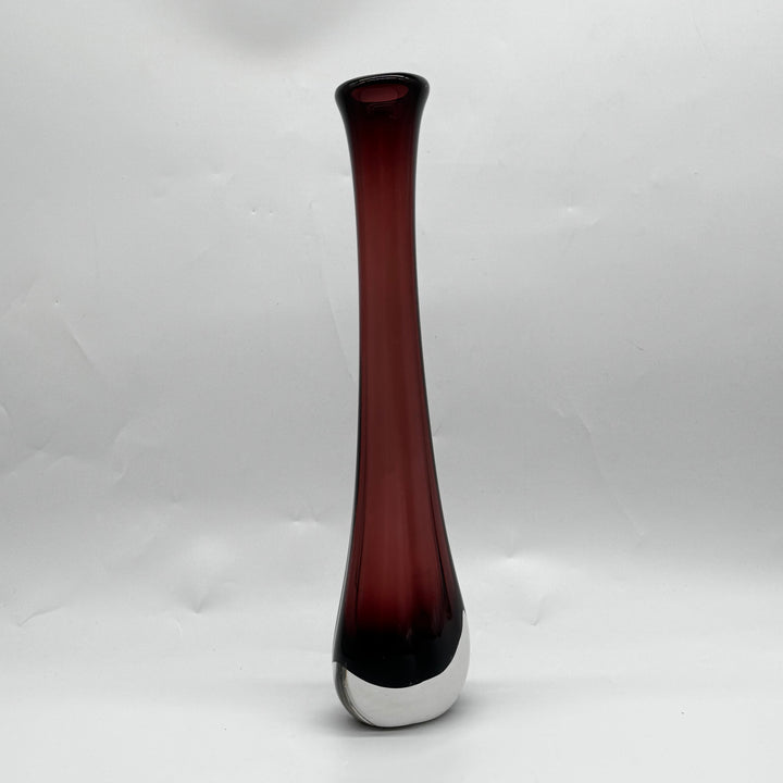 Elegant röd glasvas med silverbas