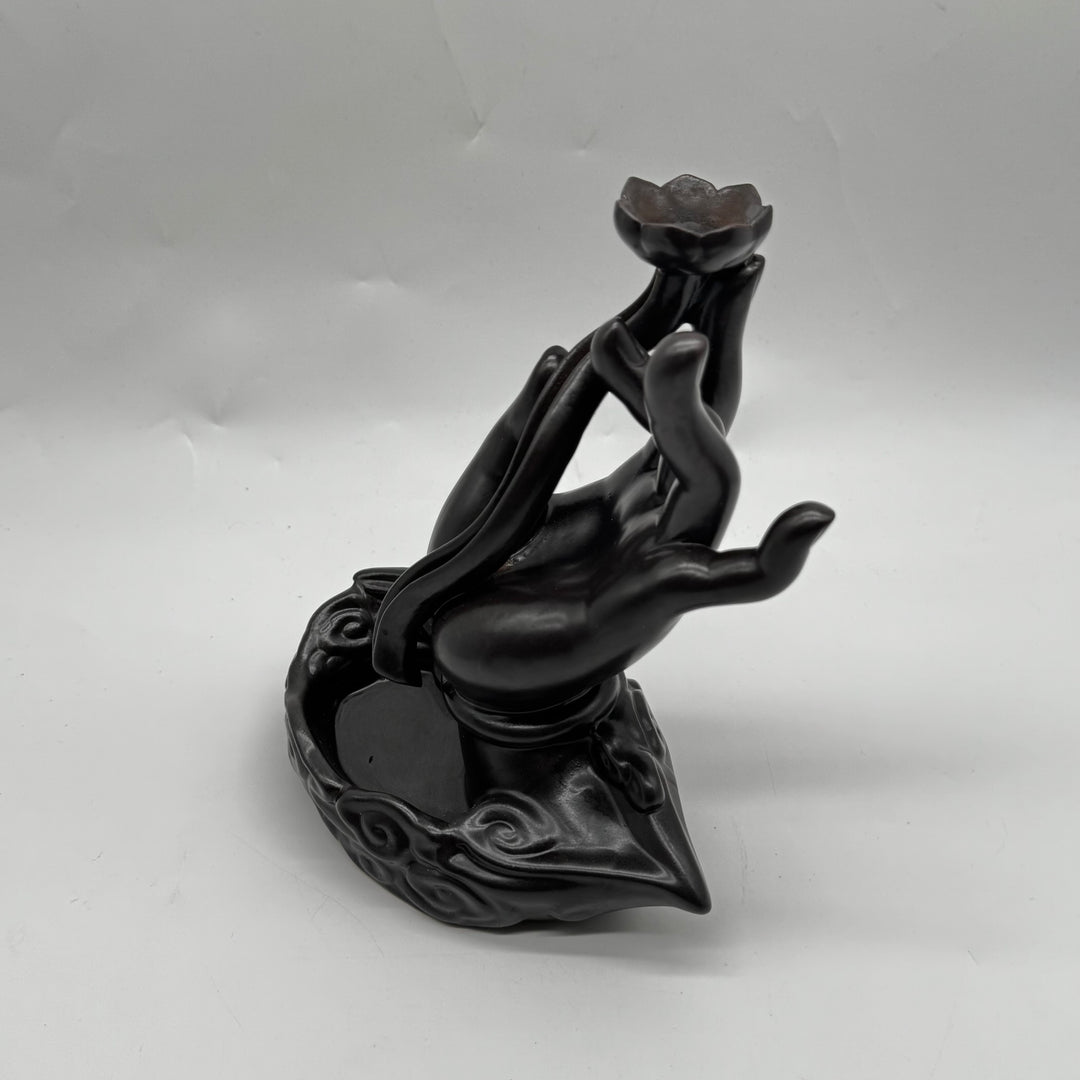 Svart skulptur av eleganta händer