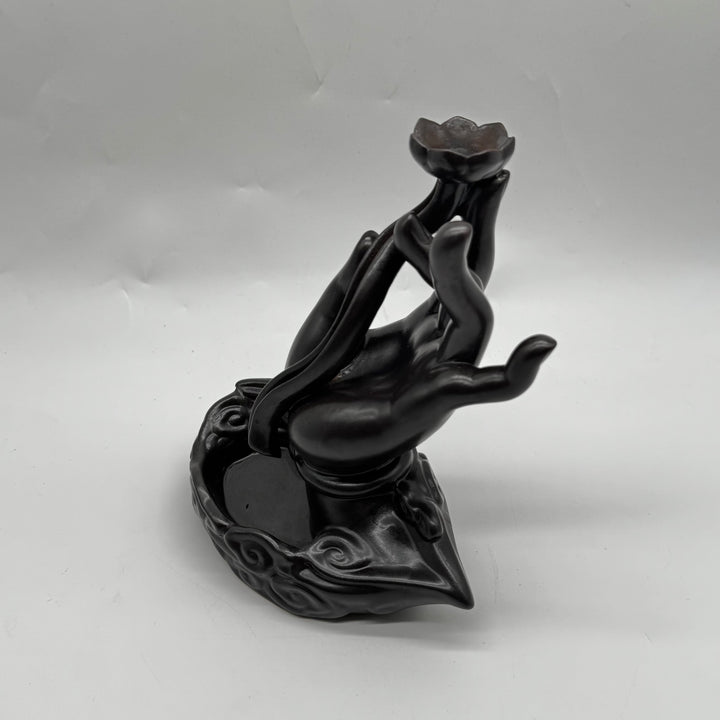 Svart skulptur av eleganta händer