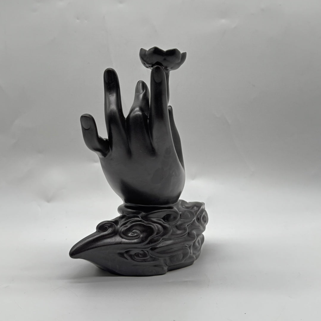 Svart skulptur av eleganta händer