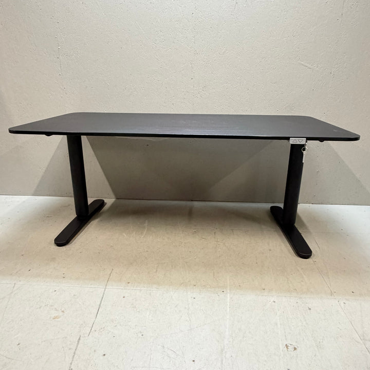 Modernt höjdjusterbart skrivbord i mörkt trä