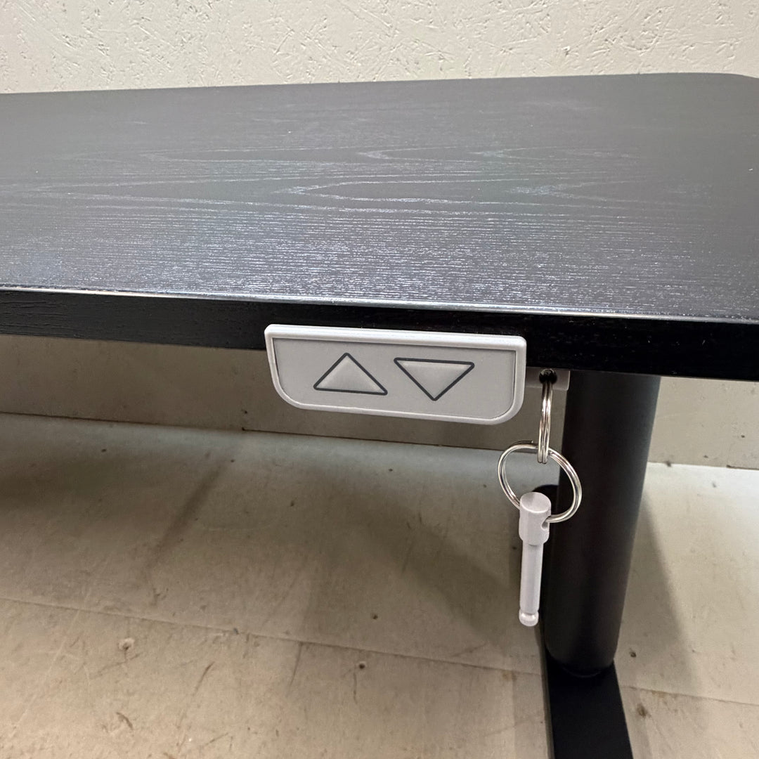 Modernt höjdjusterbart skrivbord i mörkt trä