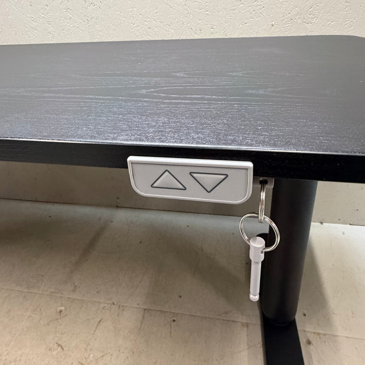Modernt höjdjusterbart skrivbord i mörkt trä