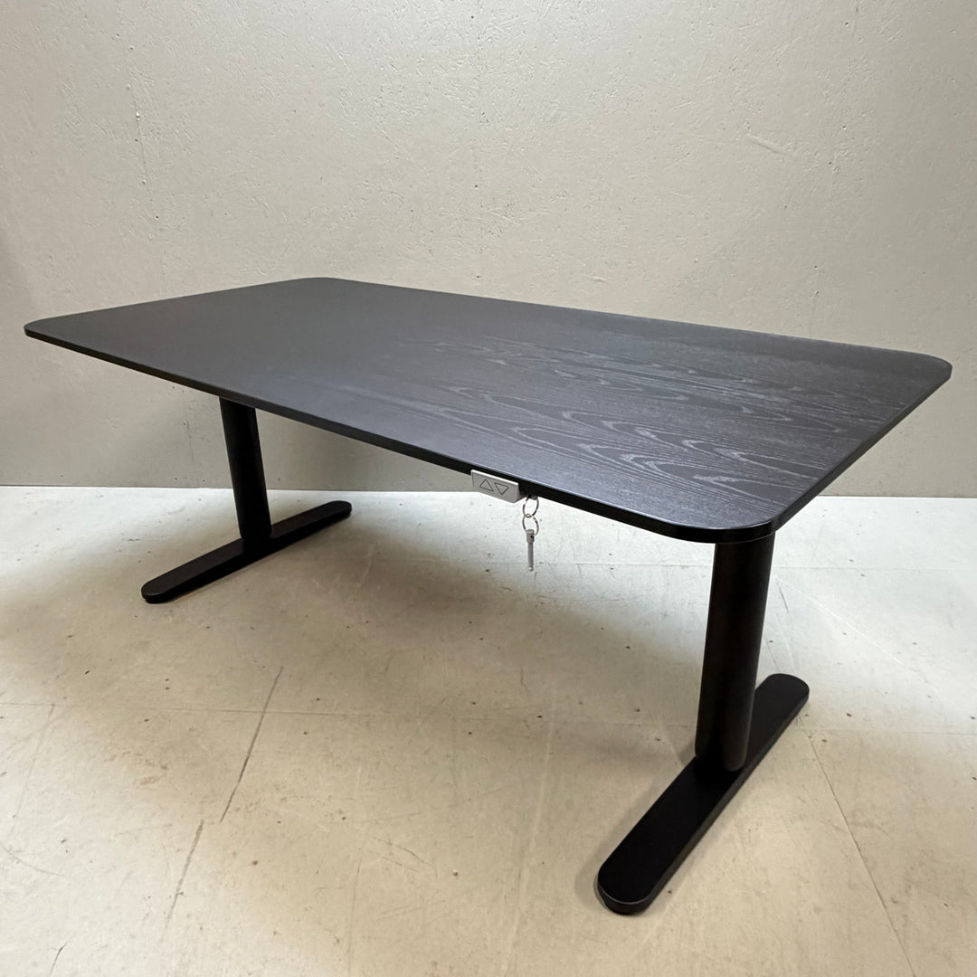 Modernt höjdjusterbart skrivbord i mörkt trä