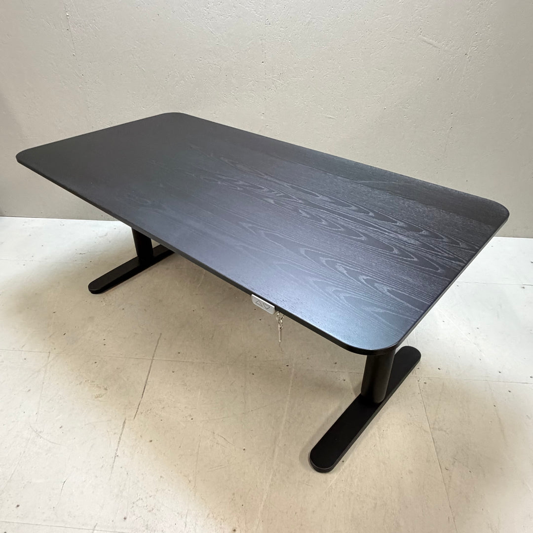 Modernt höjdjusterbart skrivbord i mörkt trä