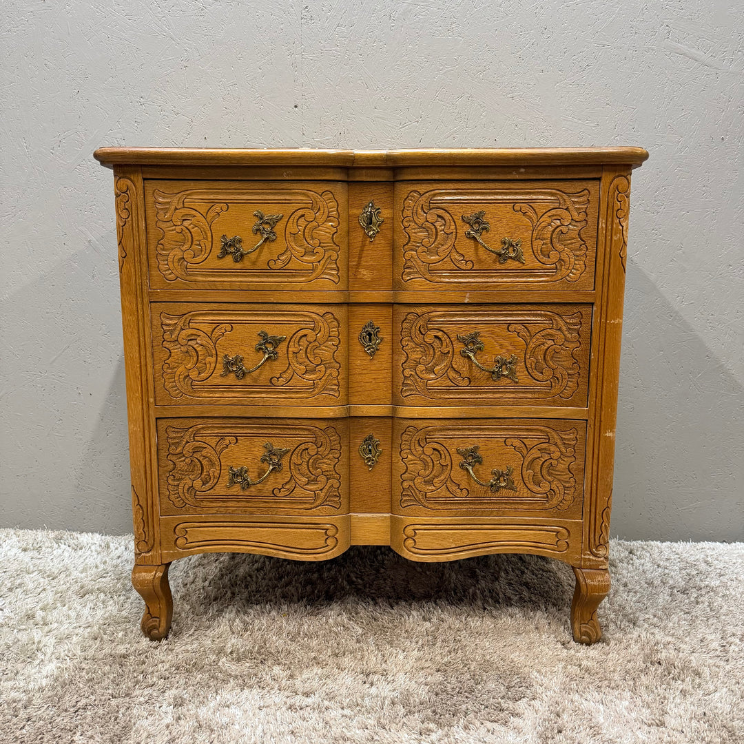 Vintage byrå i trä med metallhandtag