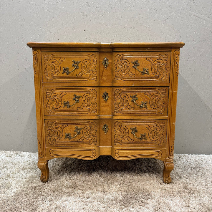 Vintage byrå i trä med metallhandtag