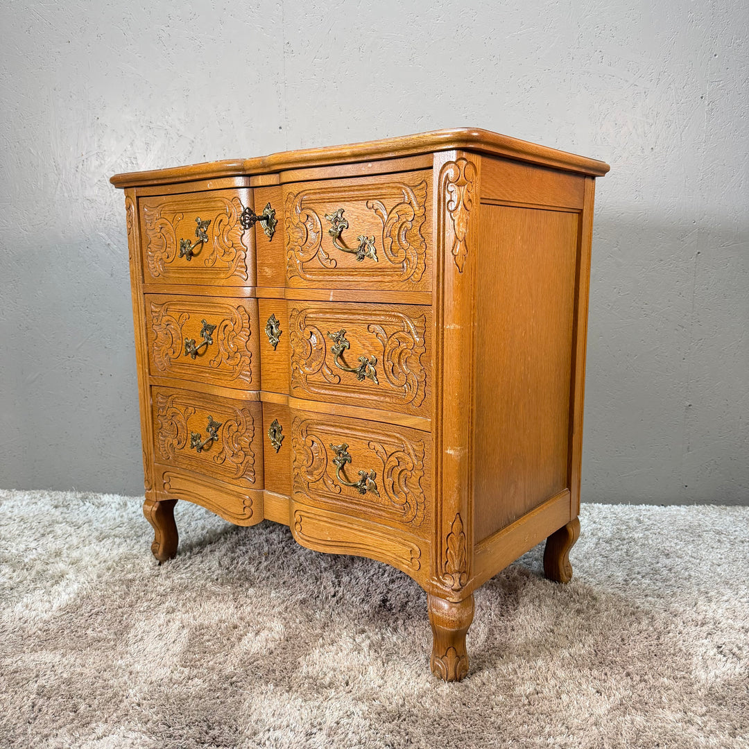 Vintage byrå i trä med metallhandtag