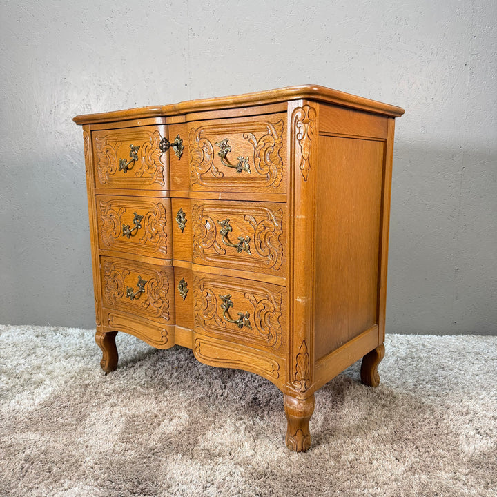 Vintage byrå i trä med metallhandtag