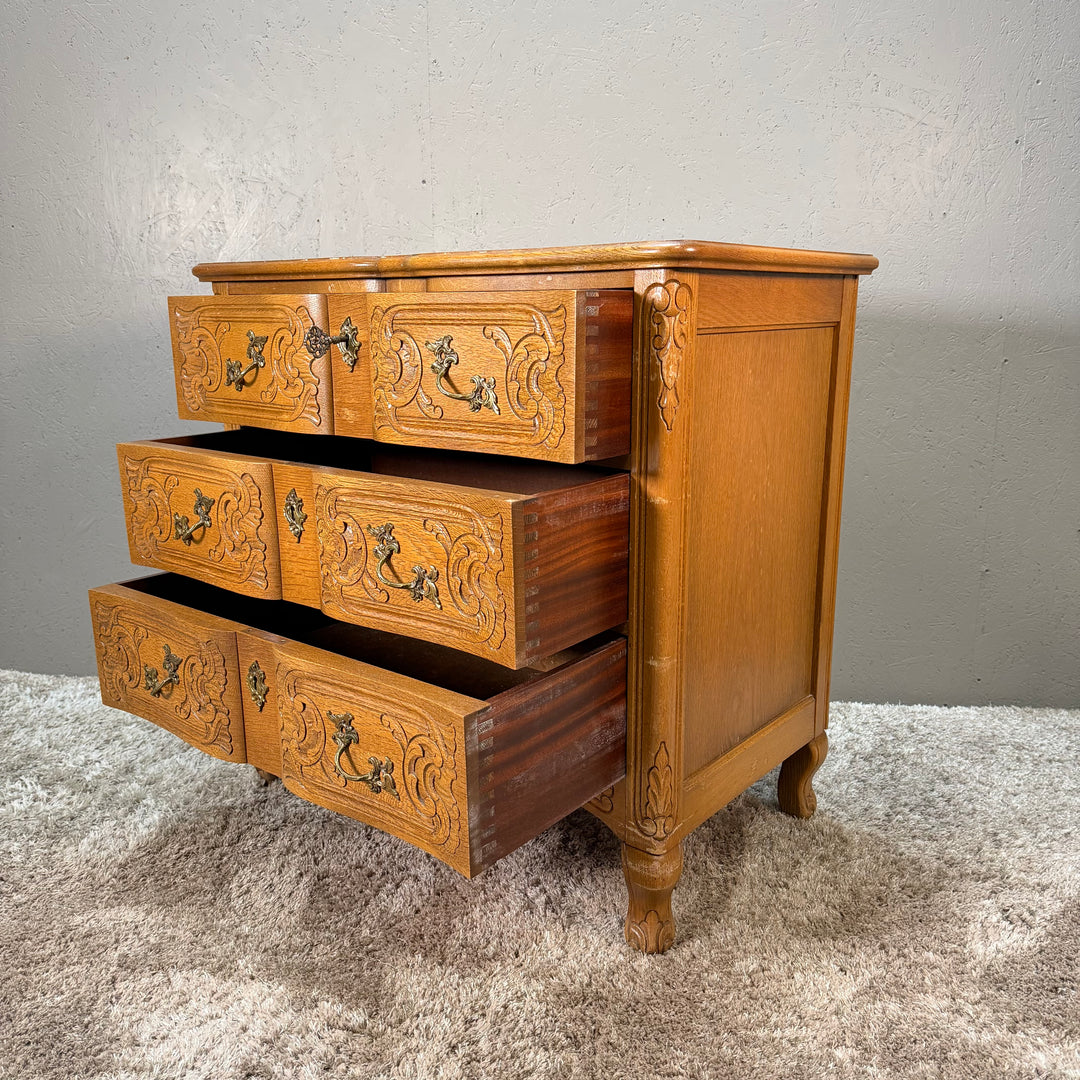 Vintage byrå i trä med metallhandtag