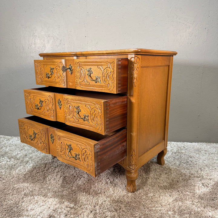 Vintage byrå i trä med metallhandtag