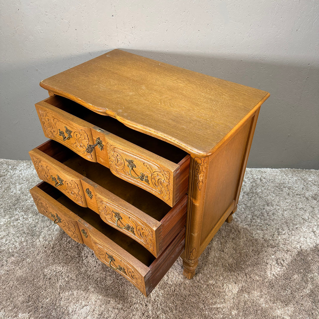 Vintage byrå i trä med metallhandtag