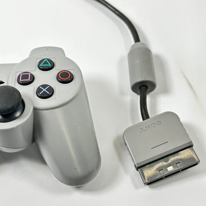 Retro grå Sony PlayStation handkontroll trådbunden