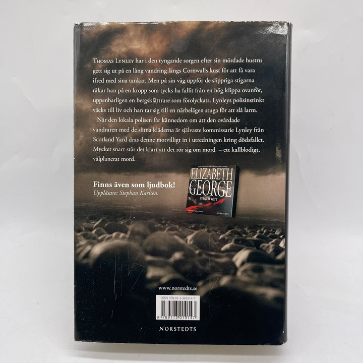 Stråk av Rött Deckare av Elizabeth George