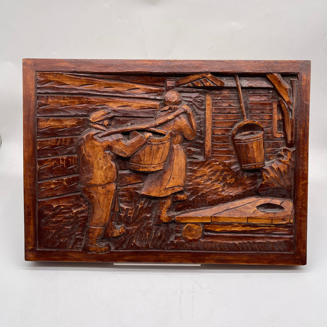 Retro trärelief med rustik bondgårdsscen