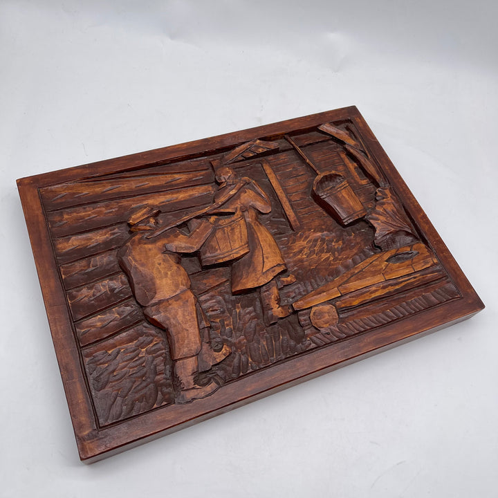 Retro trärelief med rustik bondgårdsscen