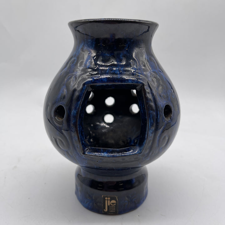 Unik keramikljuslykta med djupblå glasyr