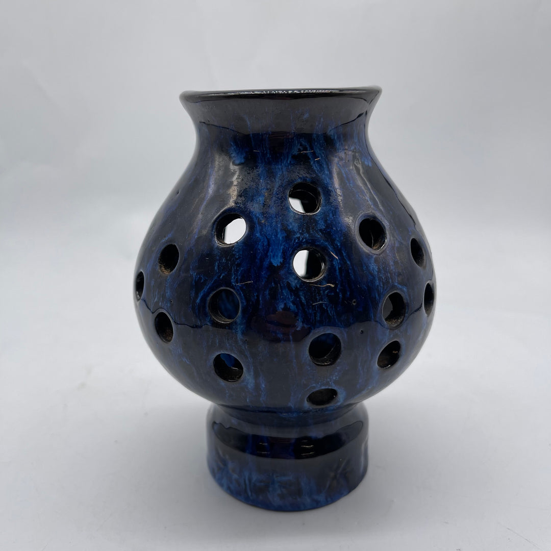 Unik keramikljuslykta med djupblå glasyr