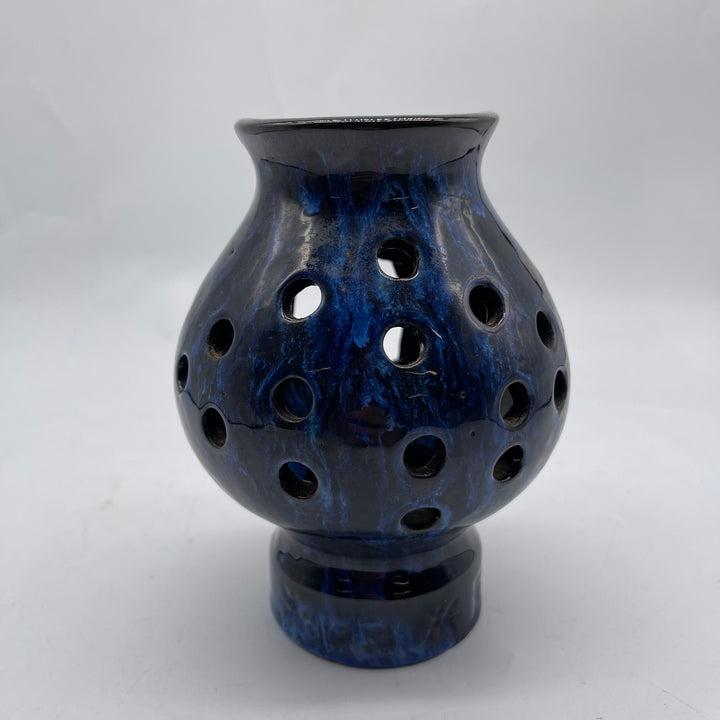 Unik keramikljuslykta med djupblå glasyr