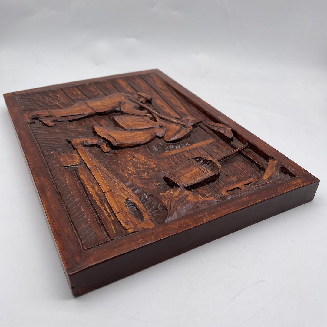 Retro trärelief med rustik bondgårdsscen