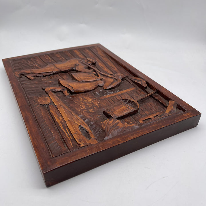 Retro trärelief med rustik bondgårdsscen