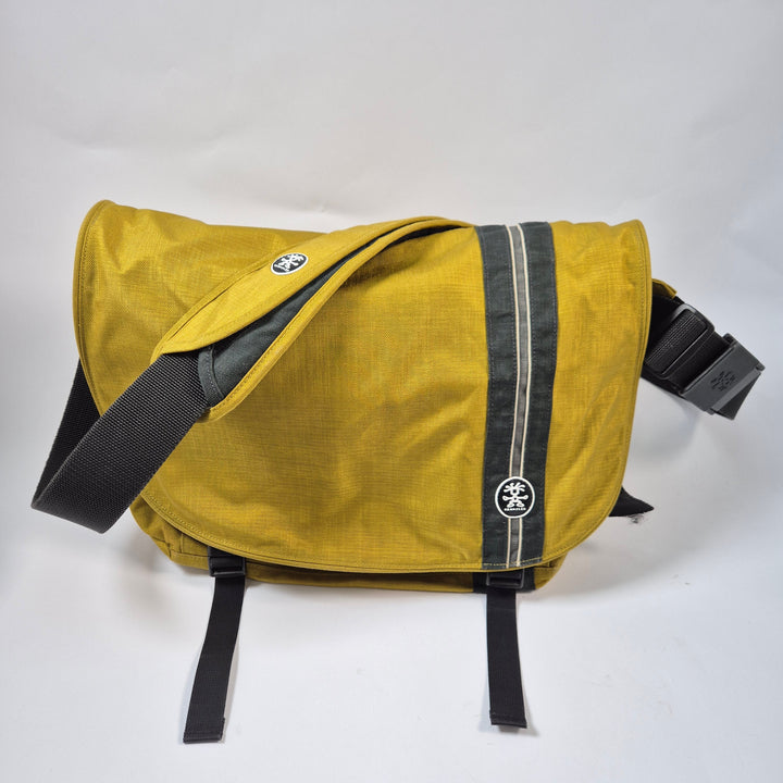 Crumpler senapsgul canvas messenger axelväska
