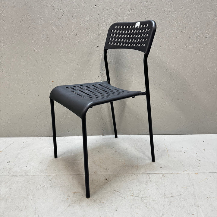 Elegant modern svart stol med unik design