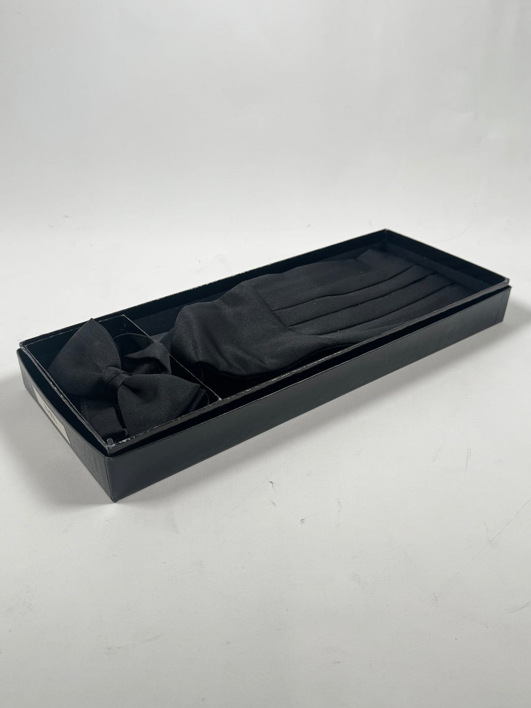 Elegant svart smoking-set – fluga & cummerbund i presentförpackning