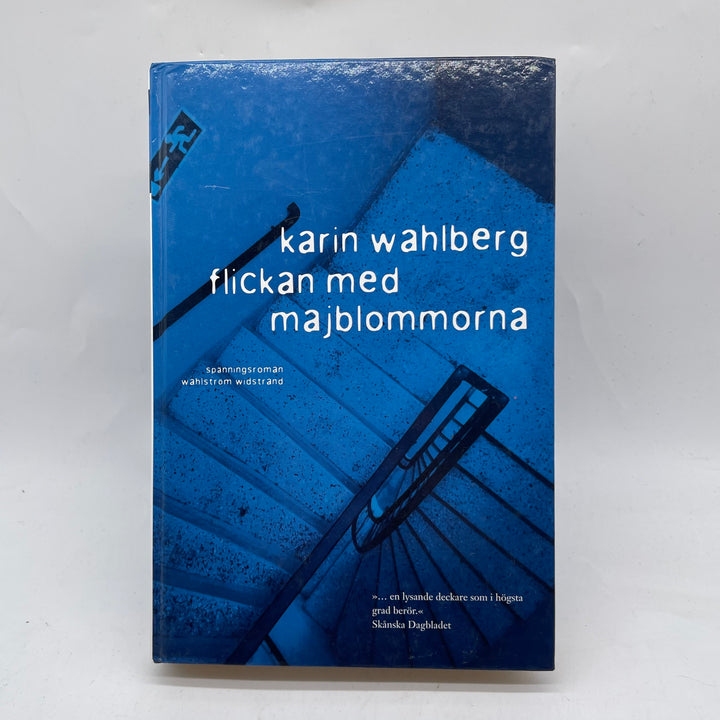 Deckarbok Flickan med majblommorna av Wahlberg