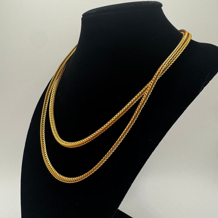 Förgyllt halsband med klassisk och elegant design