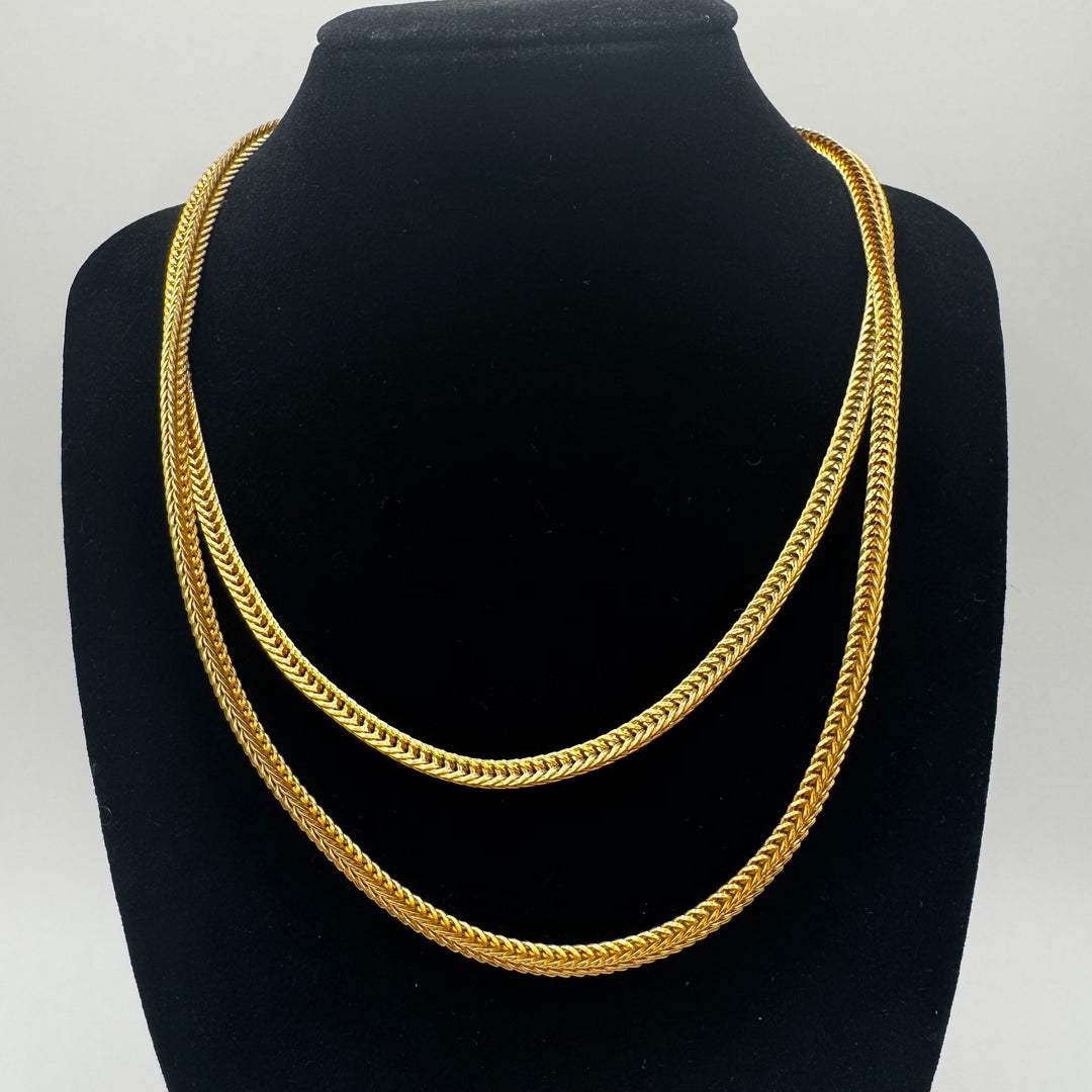 Förgyllt halsband med klassisk och elegant design