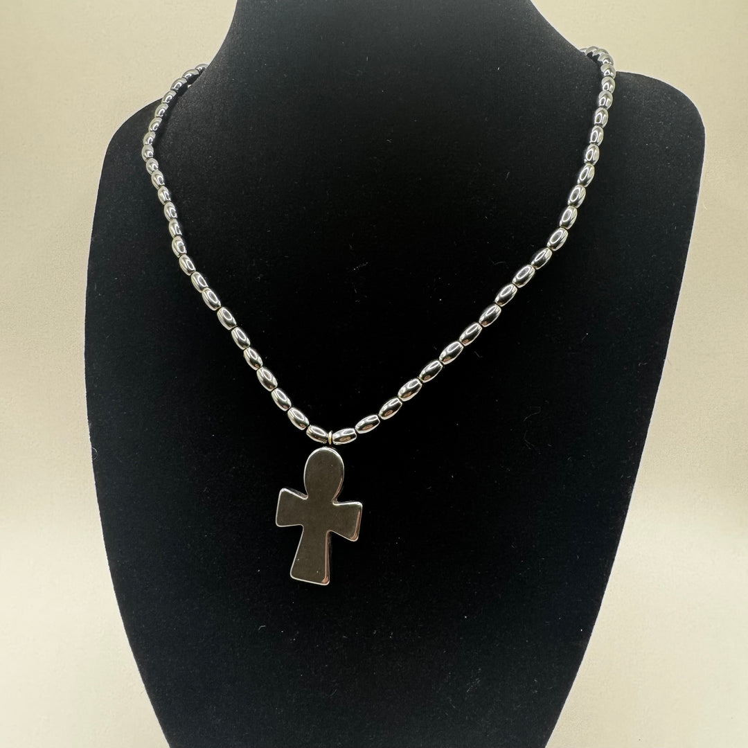 Elegant silverhalsband med korsberlock