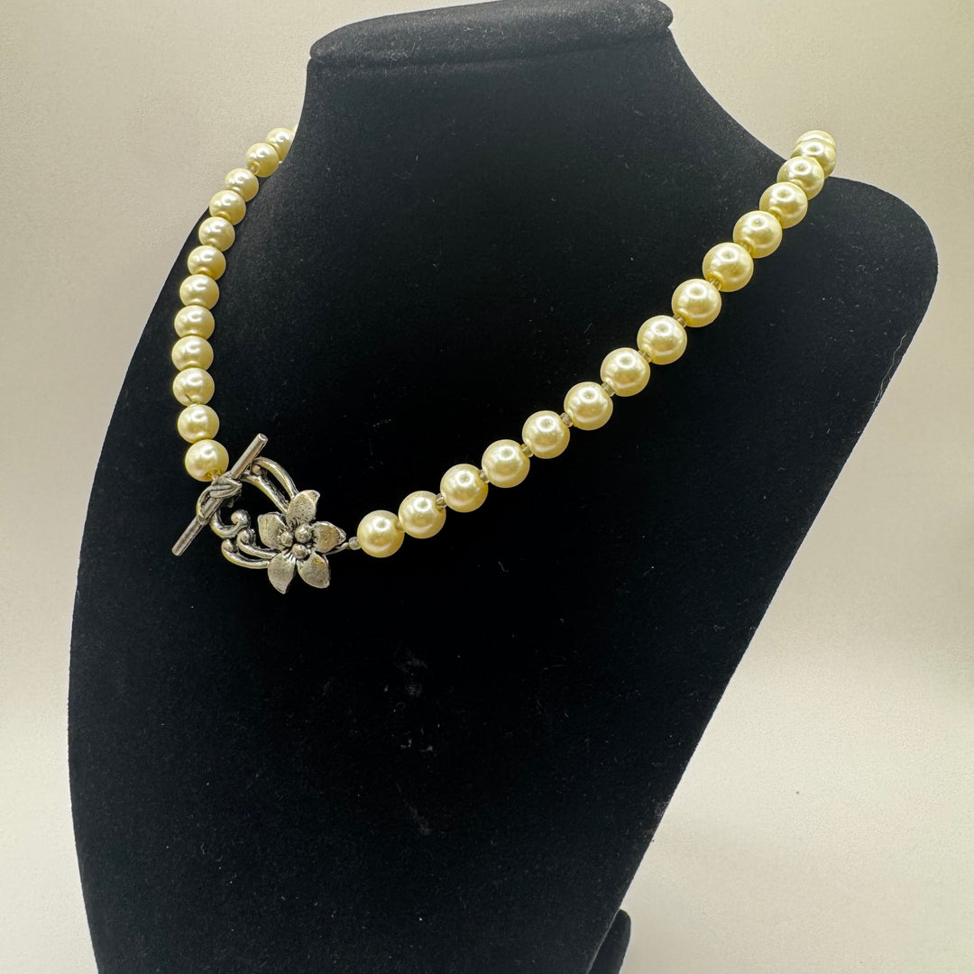 Elegant retro pärlhalsband med blomlås